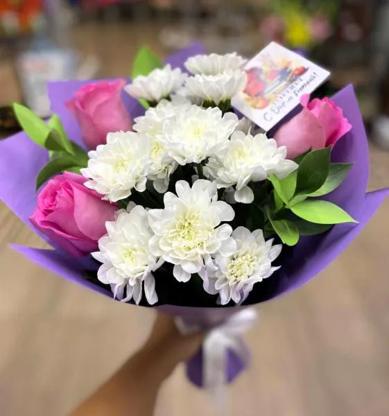 Букет из розовых роз и хризантем Думаю о тебе