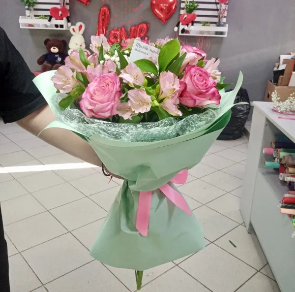 Букет из роз и альстромерий Музыкальный шедевр