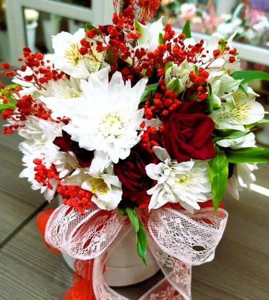 Композиция из роз и хризантем в шляпной коробке Огненное настроение