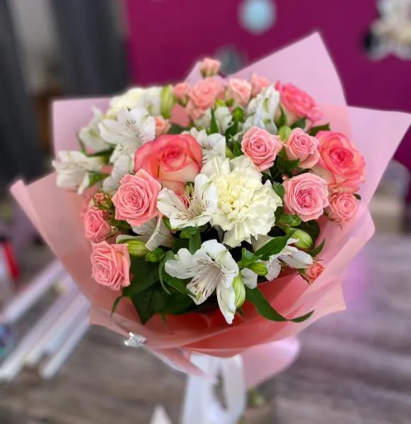 Букет из розовых роз и альстромерий Романтик