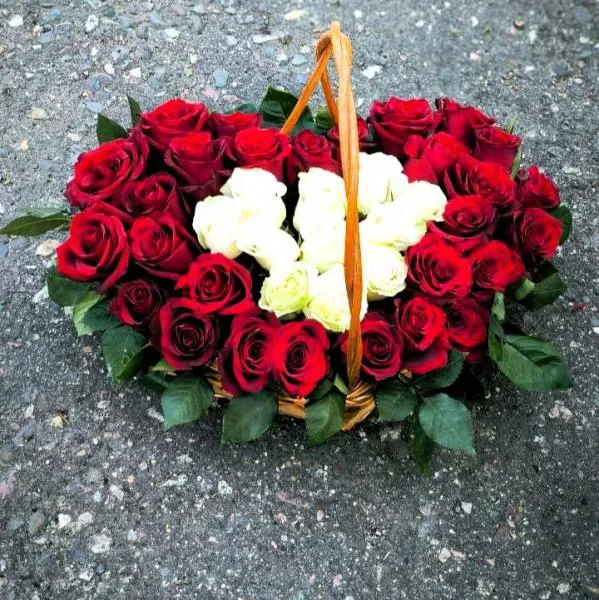 Корзина с розами в виде сердца Сердечный привет