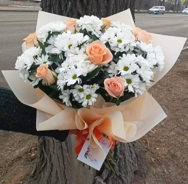 Букет из персиковых роз и хризантем Осенний шарм