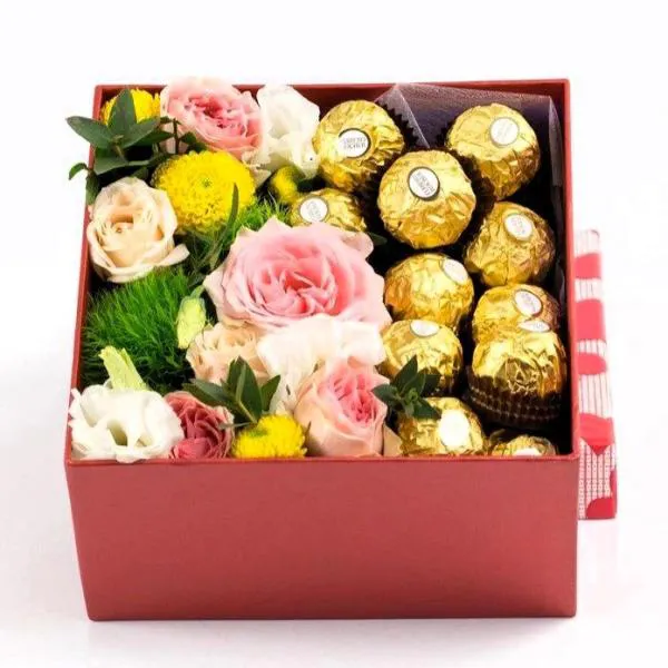 Подарочный набор из роз, хризантем и конфет Радуга вкусов