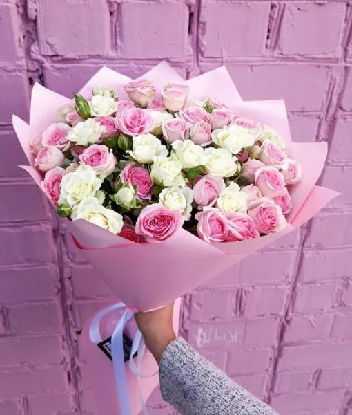 Букет из розовых и белых кустовых роз Зефирка