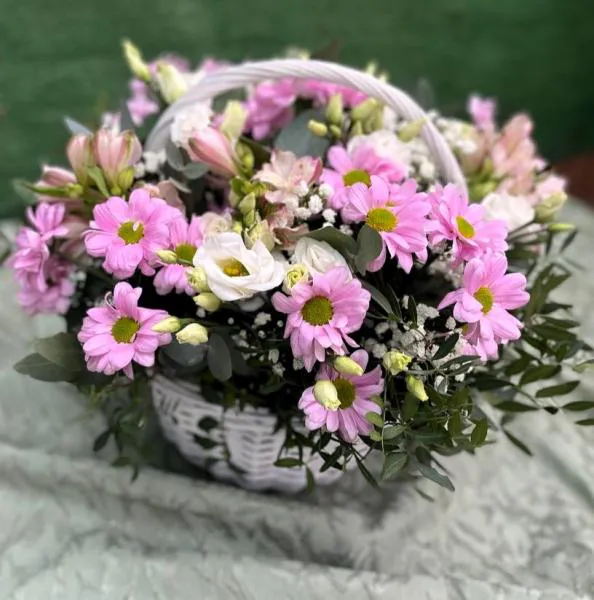 Корзина из кустовых хризантем, эустомы, альстромерии, гипсофилы Мечты в корзине