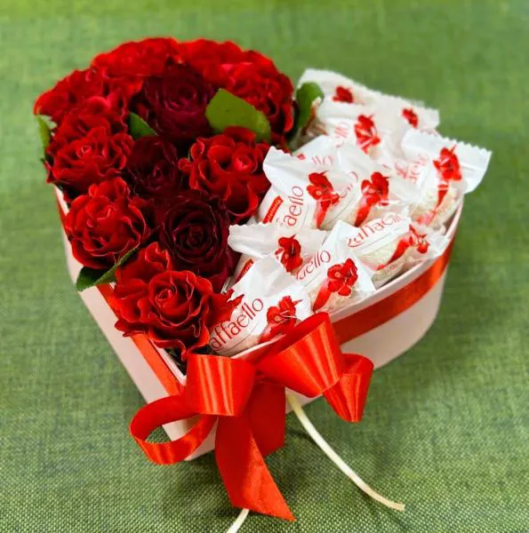 Подарочный набор с красными розами и конфетами Любовное очарование