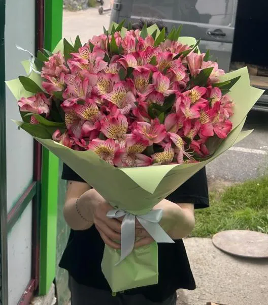 Букет из розовых альстромерий Полный бабочек живот