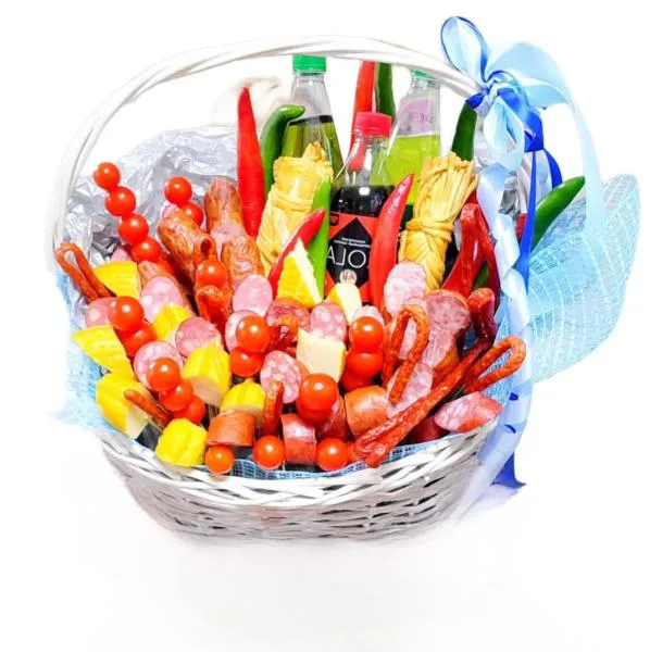 Подарочная корзина с колбасами и сыром № 4