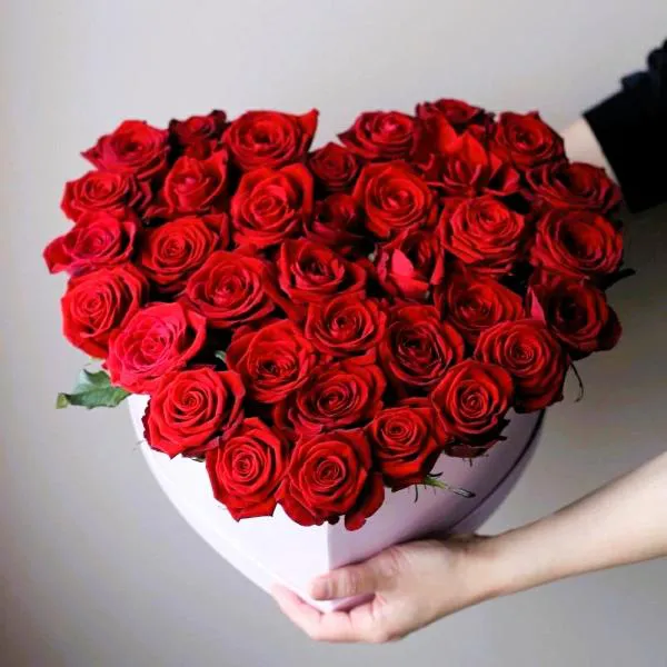 Букет из красных роз в коробке Для любимого сердца