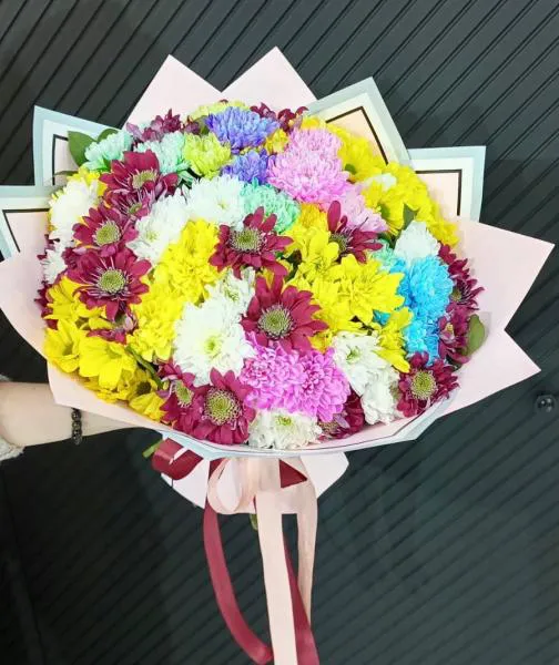 Букет из разноцветных хризантем Карнавал на Ямайке