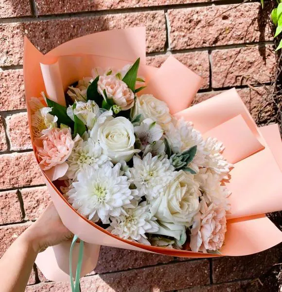 Букет из белых роз, альстромерий, хризантем гвоздик Цветы из сказки