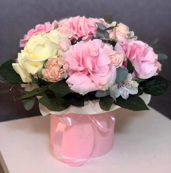 Букет из французских роз в коробке Магия в каждом лепестке