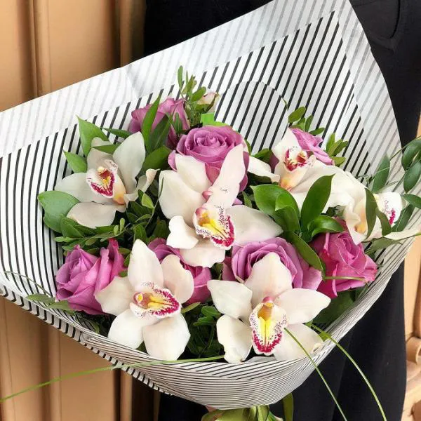 Букет из белых орхидей и роз В кристаллах