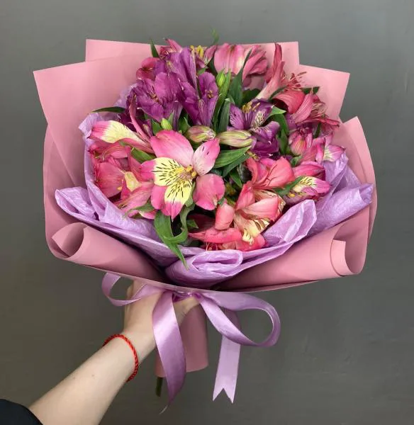 Букет из разноцветных альстромерий Полет бабочек