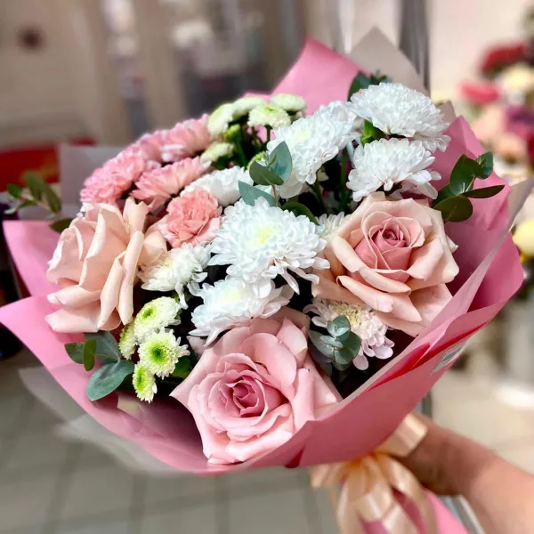 Букет из розовых роз и хризантем Настоящая романтика