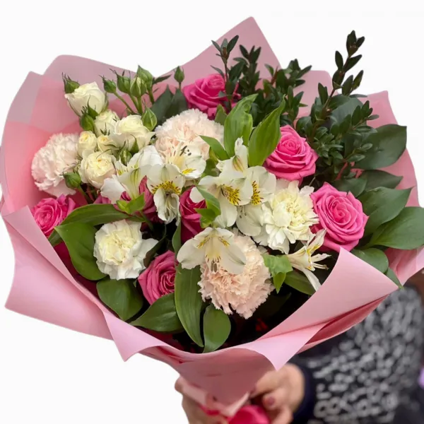 Букет из розовых роз, альстромерий и гвоздик Собрано с любовью