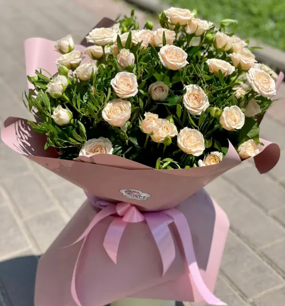 Букет из кремовых кустовых роз Вскружило голову