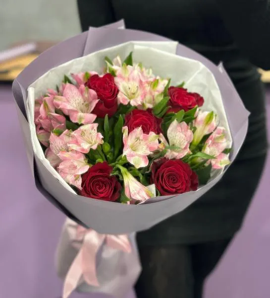 Букет из роз и альстромерий Прекрасный подарок