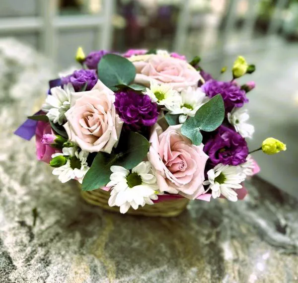 Корзина из роз и эустомы Маленькая радость