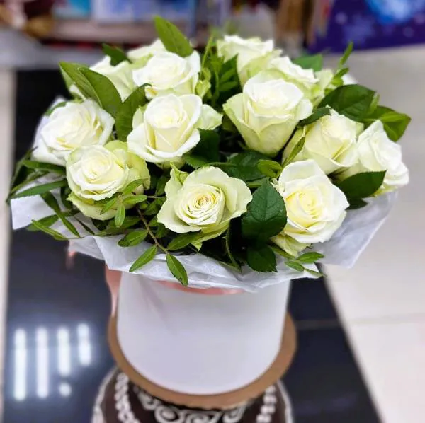 Букет из белых роз в коробке Невинная красота