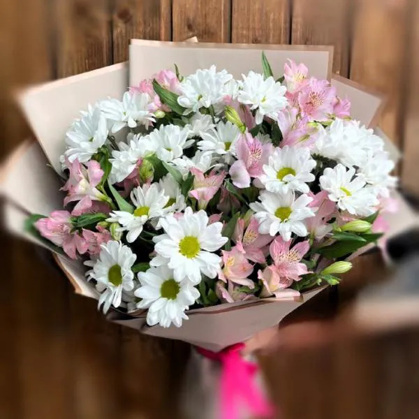Букет из белых хризантем и альстромерий Тепло и радость