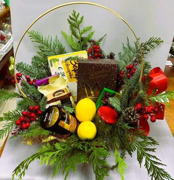 Подарочный набор с еловыми ветками конфетами, кофе, сыра и сладостей Чудеса на пороге