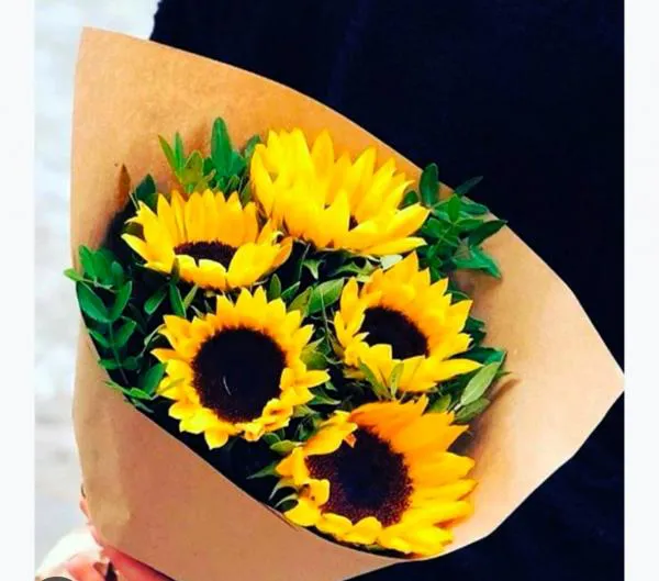 Букет из 5 желтых подсолнухов