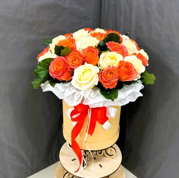Букет из оранжевых и желтых роз в коробке Секреты любви