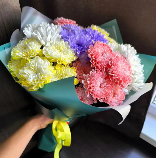 Букет из разноцветных хризантем Яркий секрет