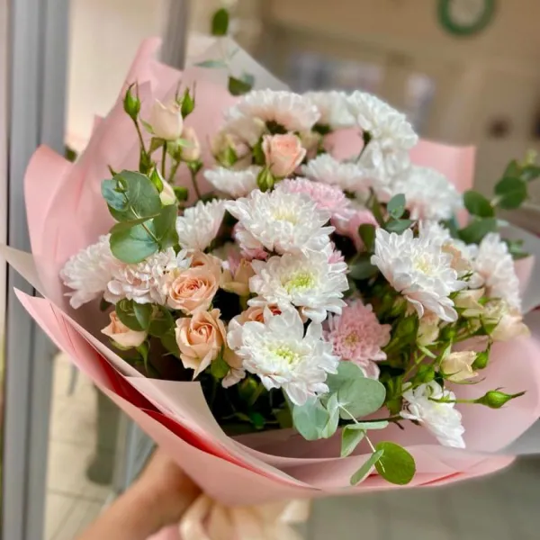 Букет из хризантем и кустовых роз Летний день