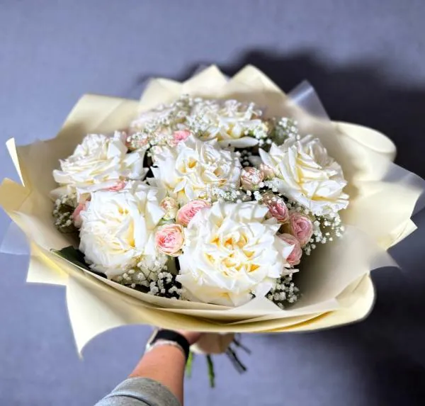 Букет из белых роз и гипсофилы Французский поцелуй