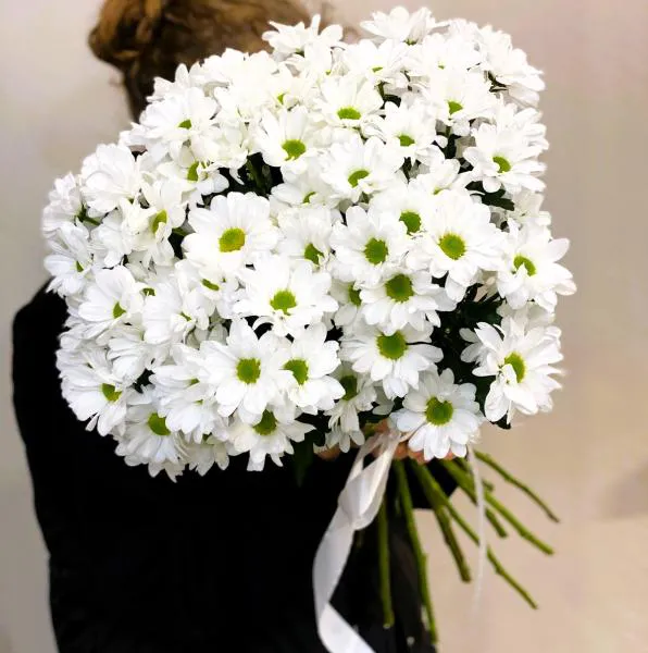 Букет белых хризантем Ромашковая радость