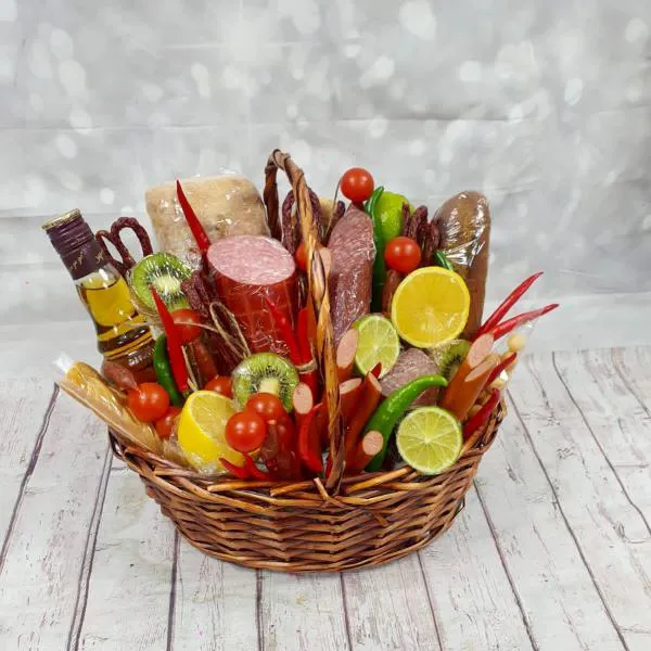 Корзина с колбасами, сыром и фруктами № 5