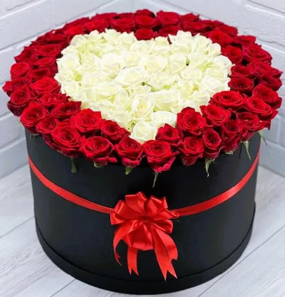 Букет в форме сердца из красных и белых роз в шляпной коробке