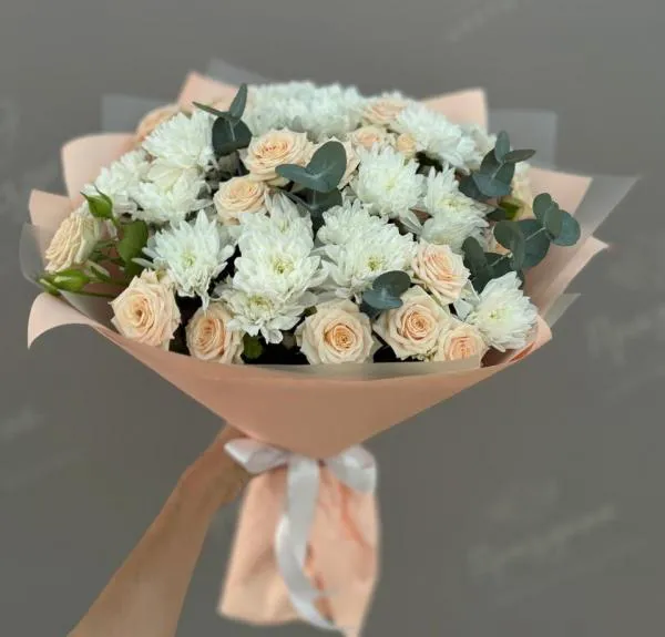 Букет из хризантем и кустовых роз Сливочный крем