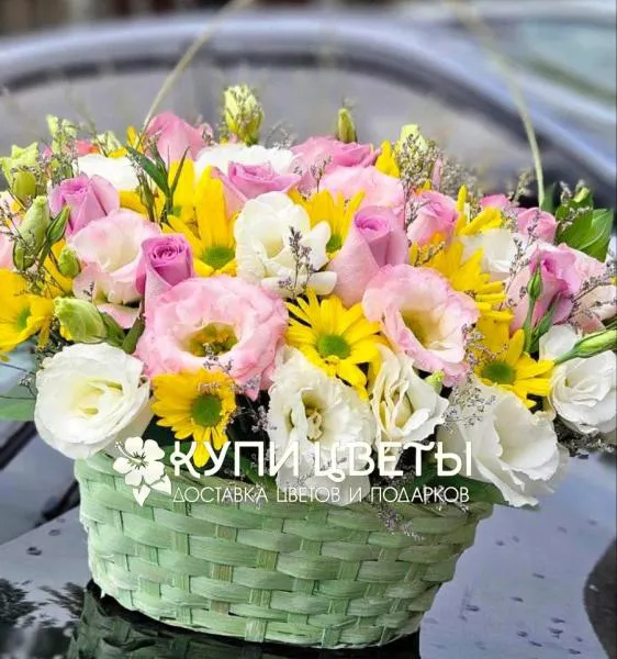 Корзина из розовых роз и эустом Элегантная Симфония