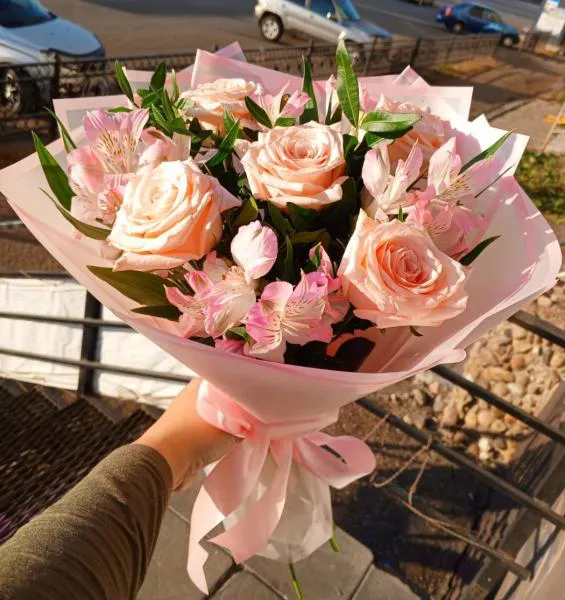 Букет из роз и альстромерий Поднимает настроение