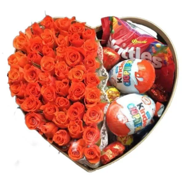 Оранжевые розы и сладости в коробке Цветочный десерт