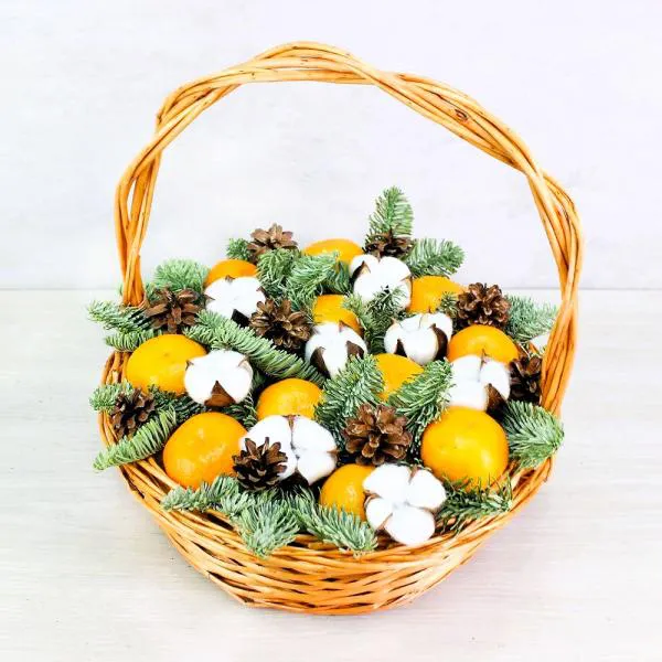 Корзина с мандаринами и хвоей Цитрусовая радость