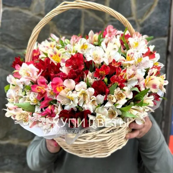 Корзина разноцветных альстромерий Яркий огонь