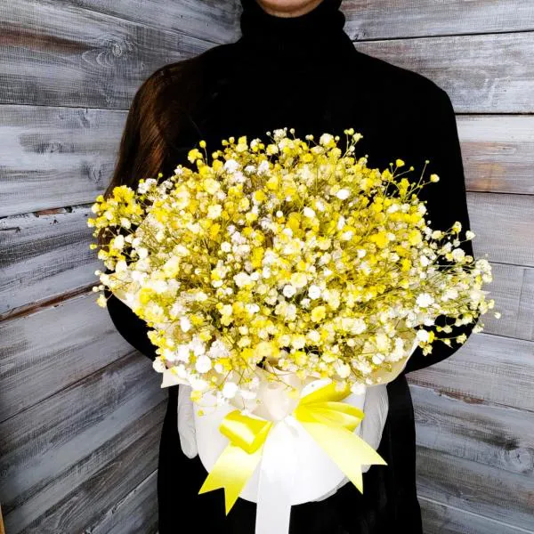 Букет из гипсофилы в шляпной коробке Солнечная