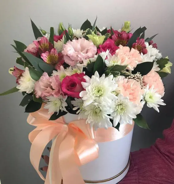 Букет из хризантем, розовых роз, эустомы и гвоздики в коробке Ода цветам