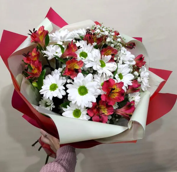 Букет из белых хризантем и альстромерии Серенада любви