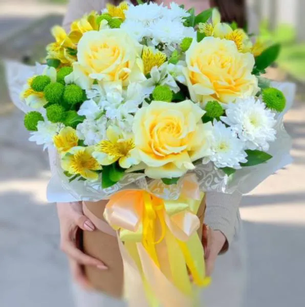 Букет в коробке из желтых роз и хризантем Лимонная симфония