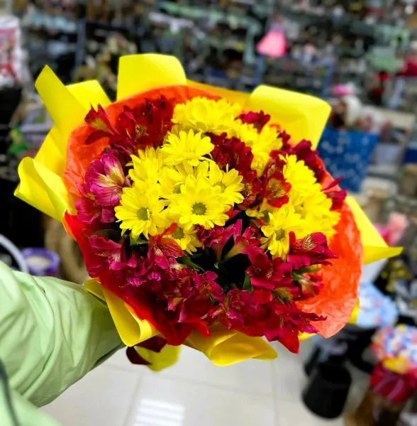Букет из кустовых хризантем и альстромерий Пиршество цветов
