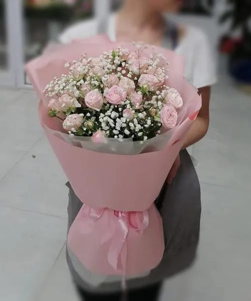 Букет из розовых кустовых роз и гипсофилы Нежный подарок