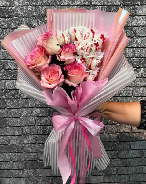 Букет из розовых роз и конфет Рафаэлло Источник наслаждения