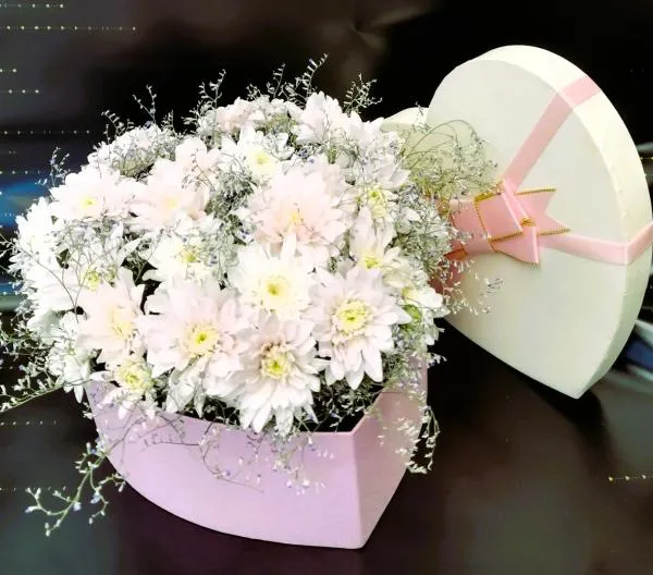 Композиция из белых кустовых хризантем и гипсофилы Мое сердце тебе в коробке
