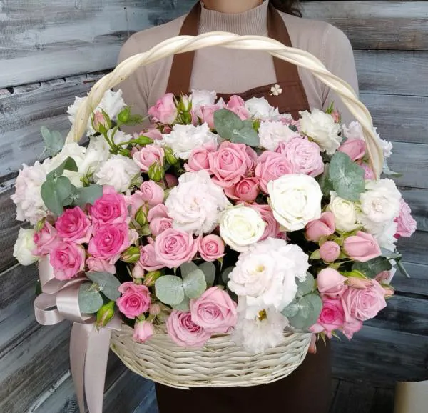 Букет в корзине из кустовых и пионовидных роз