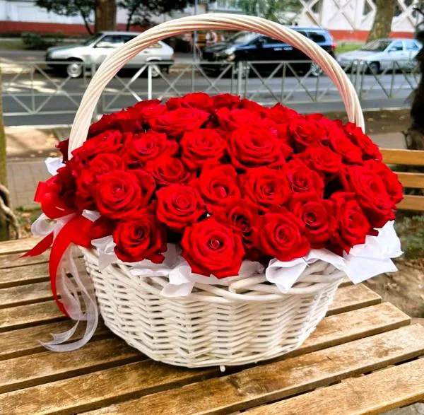 Корзина красных роз Благоухание любви